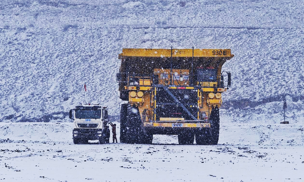 準能集團哈爾烏素露天煤礦針對雨雪天氣作業，加強職工生產現場安全教育。職工嚴格執行冰雪泥濘路面標準化作業流程，在保證安全的前提下，全力生產。