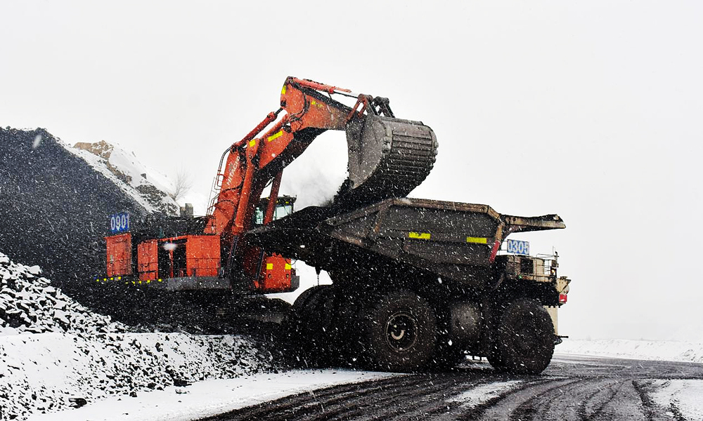 準能集團哈爾烏素露天煤礦在降雪天氣前加大場地存煤，最大限度減少天氣對上煤工作的影響，確保原煤生產的穩定接續。圖為液壓反鏟在降雪天氣為卡車裝煤。