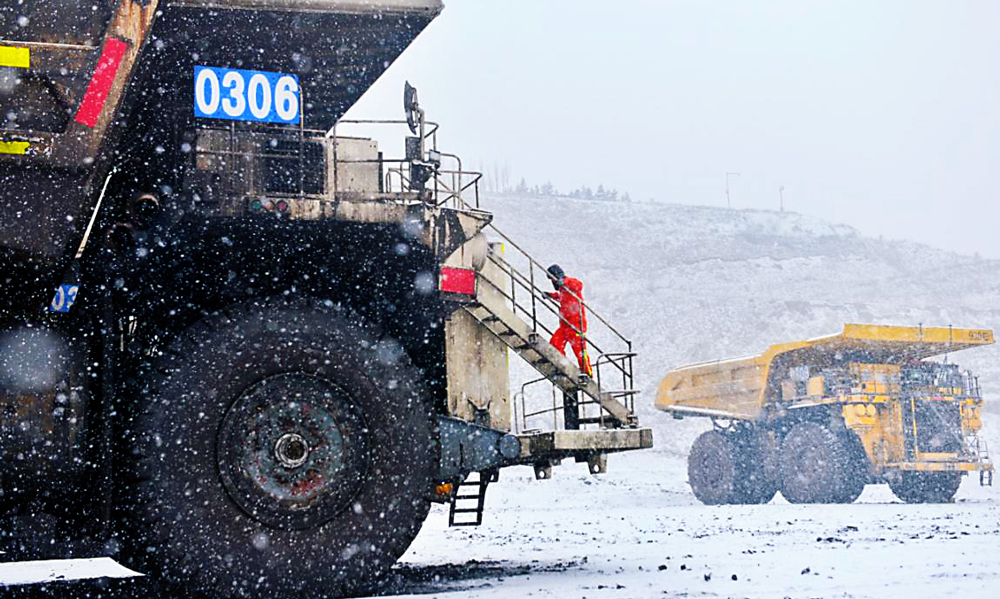 準能集團哈爾烏素露天煤礦積極做好設備防寒越冬工作，全面加強運輸卡車點檢力度，從源頭上消除設備的松、漏、缺、裂等現象，切實提升設備安全性能。圖為運輸隊工作人員對卡車進行點檢。