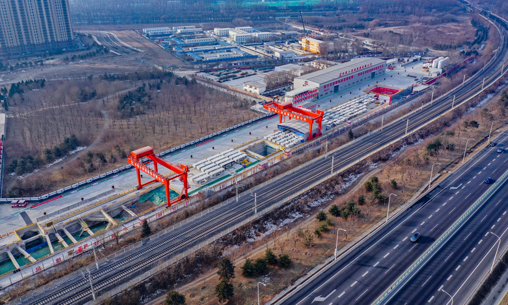 春節(jié)期間，由中國(guó)鐵建所屬中鐵十四局承建的京唐城際鐵路運(yùn)潮減河隧道正常掘進(jìn)。該隧道是北京地區(qū)目前直徑最大的高鐵隧道，使用直徑13.3米盾構(gòu)機(jī)“京通號(hào)”開挖。中鐵十四局京唐城際鐵路八標(biāo)項(xiàng)目的200名建設(shè)者堅(jiān)守崗位，與這臺(tái)總長(zhǎng)約138米、總重量約3200噸的“巨無(wú)霸”一起跨年。圖為京唐城際鐵路項(xiàng)目航拍。