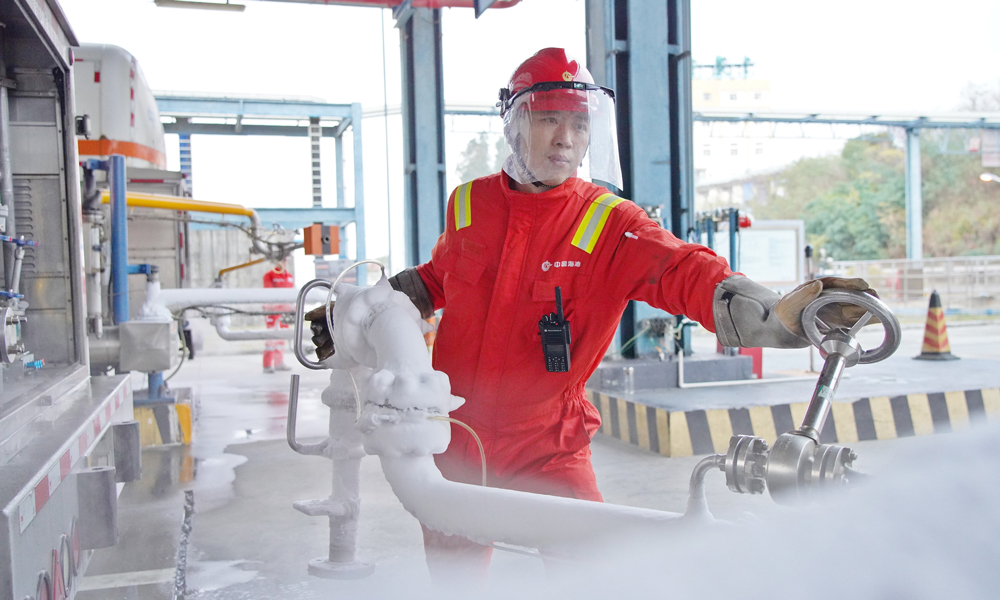 福建LNG優化槽車調度，實現隨到隨裝，全力保障福建省及周邊地區LNG穩定供應。 楊艷平 攝