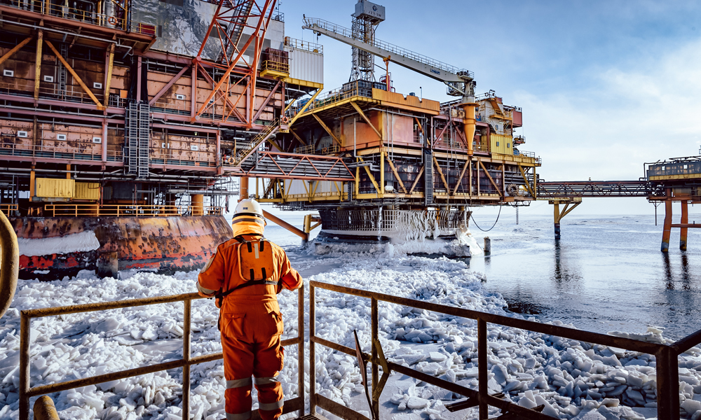 新春伊始，我國海上最北油田錦州9-3油田一線工作人員及時清理海冰，保障油田安全生產。費振宇 攝