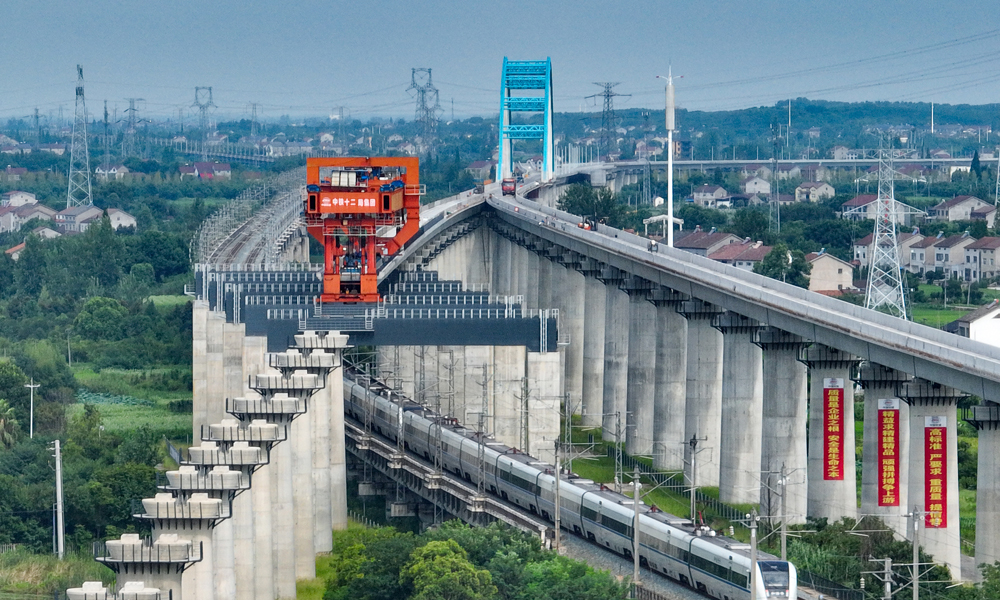 荊荊高速鐵路是國家“十三五”綜合交通體系規劃中的區際交通網絡重點工程，是我國“八縱八橫”高速鐵路網中呼（和浩特）南（寧）高速鐵路的重要組成部分。建成通車后，將助力湖北省實現“市市通高鐵”，對進一步完善鄂中區域綜合交通體系，推動長江經濟帶發展，促進江漢平原腹地沿線經濟騰飛，支持湖北省內協調均衡發展戰略具有重大意義。圖為正在施工的荊荊高鐵，上跨漢宜線。