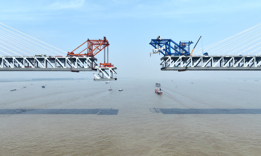 近日，隨著長28米、寬39米、高17米，重約1446噸的鋼桁梁精準(zhǔn)落位，中國中鐵旗下中鐵工業(yè)制造的常泰長江大橋主航道橋最后一個(gè)節(jié)段成功架設(shè)，至此常泰長江大橋常州側(cè)主體工程全部完成，全橋預(yù)計(jì)6月份合龍。