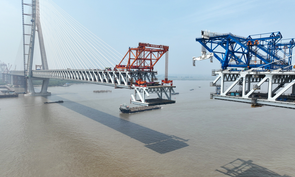 常泰長江大橋是高速公路、城際鐵路、一級公路“三位一體”的過江通道，全長10.03公里，主航道橋采用主跨1176米斜拉橋、天星洲專用航道橋和錄安洲專用航道橋均采用主跨388米鋼桁梁拱橋，分別是世界上最大跨度公鐵兩用斜拉橋和世界上最大跨度公鐵兩用鋼拱橋。中鐵山橋負(fù)責(zé)大橋（跨江段）主體工程鋼桁梁、鋼塔制造項(xiàng)目最大標(biāo)段CT-A6標(biāo)段制造任務(wù)，用鋼量約13.7萬噸。