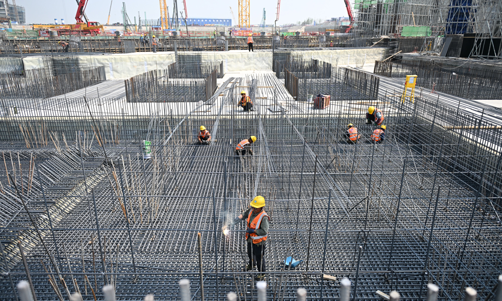 中國建筑工作人員在雄忻高鐵雄安地下段及相關配套工程四標段建設現場作業。