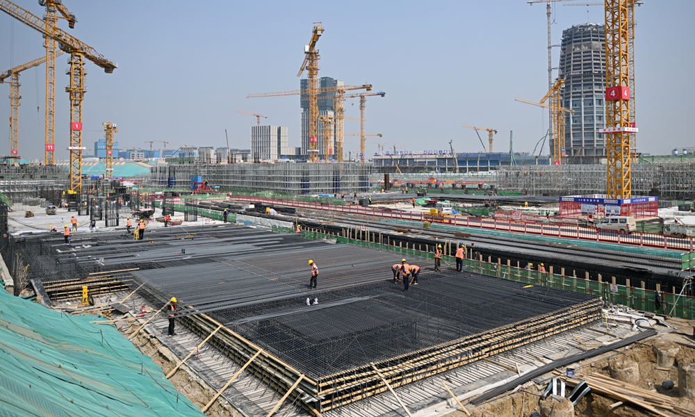 中國建筑工作人員在雄忻高鐵雄安地下段及相關配套工程四標段建設現場作業。