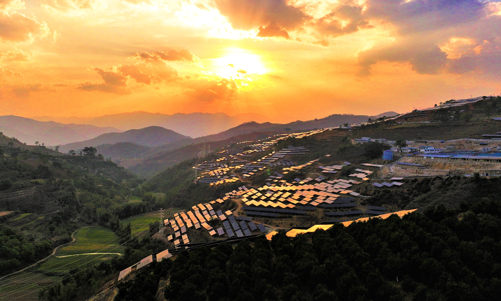 近日，隨著華能大沙壩光伏電站15萬千瓦裝機(jī)全容量并網(wǎng)投產(chǎn)，中國華能云南分公司多能互補(bǔ)基地裝機(jī)規(guī)模突破3000萬千瓦。據(jù)了解，該基地連續(xù)5年發(fā)電量突破1000億千瓦時(shí)，累計(jì)發(fā)電量超1.3萬億千瓦時(shí)，清潔能源發(fā)電量連續(xù)創(chuàng)下歷史最好水平。