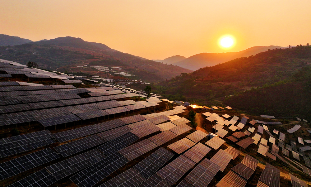 中國華能大沙壩光伏電站位于云南保山，是“央企入滇”項(xiàng)目之一，電站采用農(nóng)光互補(bǔ)模式，采取集約型布置，配套新建一座220千伏升壓站。電站投運(yùn)后，每年可提供清潔電量超2.53億千瓦時(shí)，相當(dāng)于節(jié)約標(biāo)準(zhǔn)煤7.81萬噸，減少二氧化碳排放21.05萬噸，具有顯著的經(jīng)濟(jì)效益和生態(tài)環(huán)保效益。