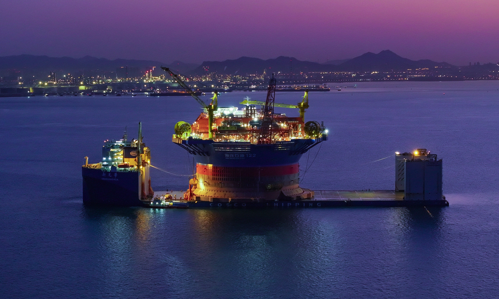 “海葵一號”裝船作業技術難度極高。其主甲板最大直徑90米，近30層樓高，總重約3.7萬噸，吃水深度接近航道極限。另外，浮裝作業對水深要求高，“海葵一號”需趕在漲潮時出發，而每月滿足作業條件的潮位窗口僅有3天。圓筒型結構重心高、易發生偏轉，裝船過程需要使用6艘拖輪和4臺絞車密切配合，在“穿針引線”中將“海葵一號”精準裝載到預定位置，精度要求達到毫米級，對方案設計、計算分析、現場指揮等提出嚴格要求。