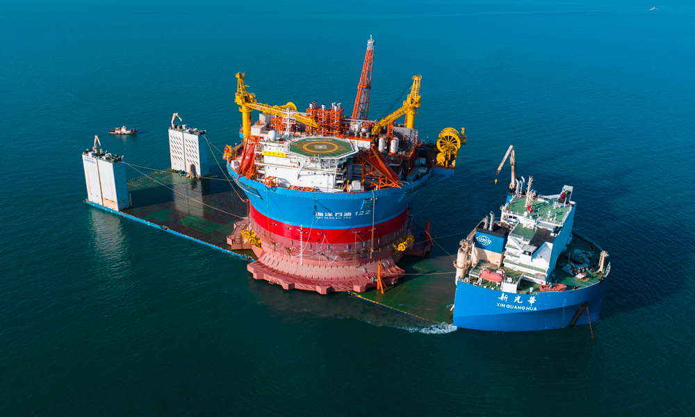 5月15日，我國自主設計建造的亞洲首艘圓筒型FPSO（浮式生產儲卸油裝置）“海葵一號”完成裝船固定工作，將啟程南下前往珠江口盆地流花11-1油田群進行海上安裝。早在5月12日，“海葵一號”從中國海油青島建造場地離港，經過超12個小時的作業順利完成裝船。按照項目計劃，“海葵一號”預計20日抵達廣州大嶼山錨地浮卸作業海域。