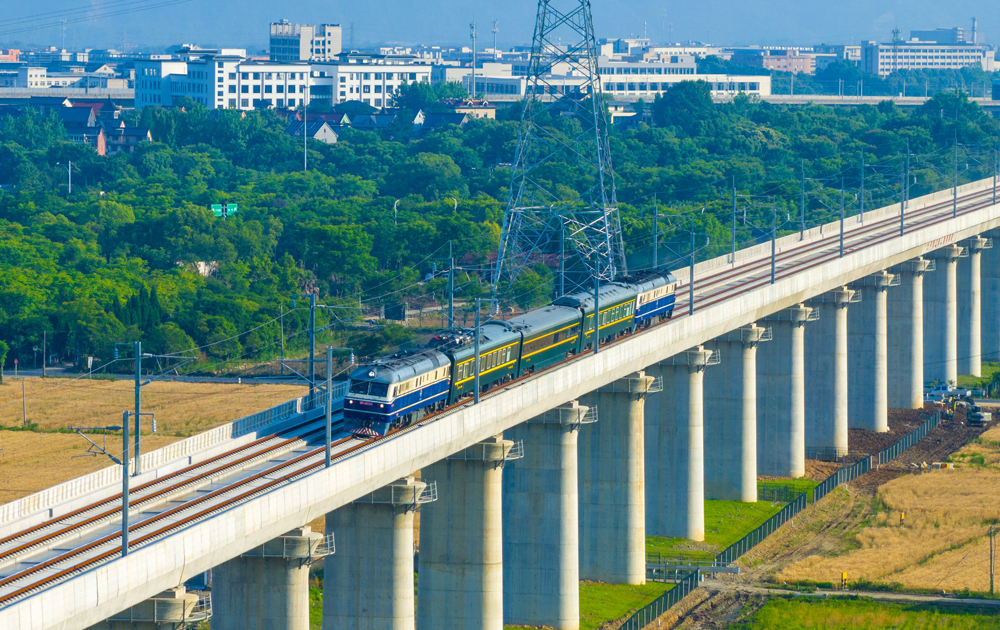 杭溫高鐵全長(zhǎng)260公里，設(shè)計(jì)時(shí)速350公里，分兩期建設(shè)，一期為義烏至溫州段，于2020年6月全線開(kāi)工；二期為杭州至義烏段，于2021年9月開(kāi)工。目前，項(xiàng)目已完成靜態(tài)驗(yàn)收，并于5月14日至16日完成熱滑試驗(yàn)。