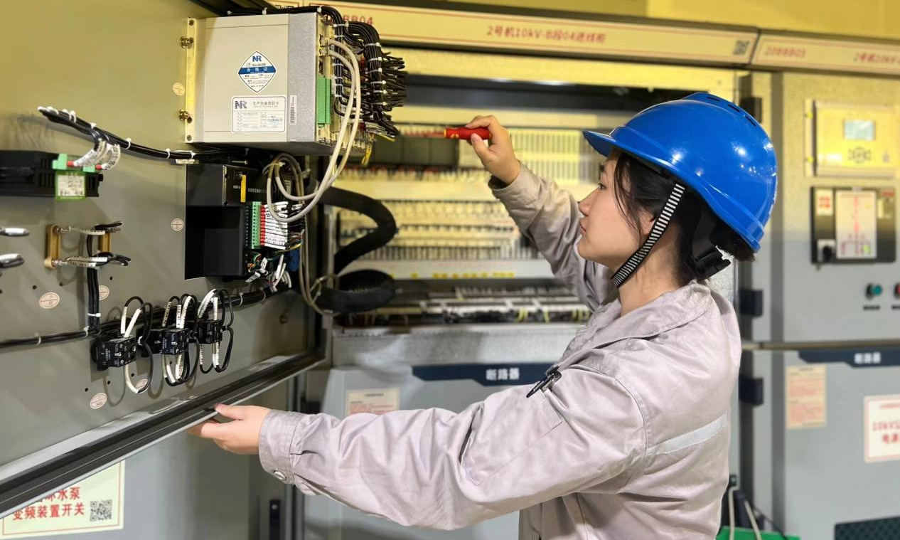 四川天明公司利用2號(hào)機(jī)組停機(jī)契機(jī)，完成電力二次安防改造、公用10千伏B段開關(guān)解體檢修和二次回路、發(fā)變組二次回路檢查等109項(xiàng)“機(jī)、爐、電”專業(yè)相關(guān)設(shè)備缺陷治理工作，并將處理的問題缺陷形成清單，為機(jī)組迎峰度夏長周期安全穩(wěn)定運(yùn)行奠定堅(jiān)實(shí)基礎(chǔ)。圖為工作人員檢查10千伏開關(guān)綜保裝置背板接線。唐珩頂 攝