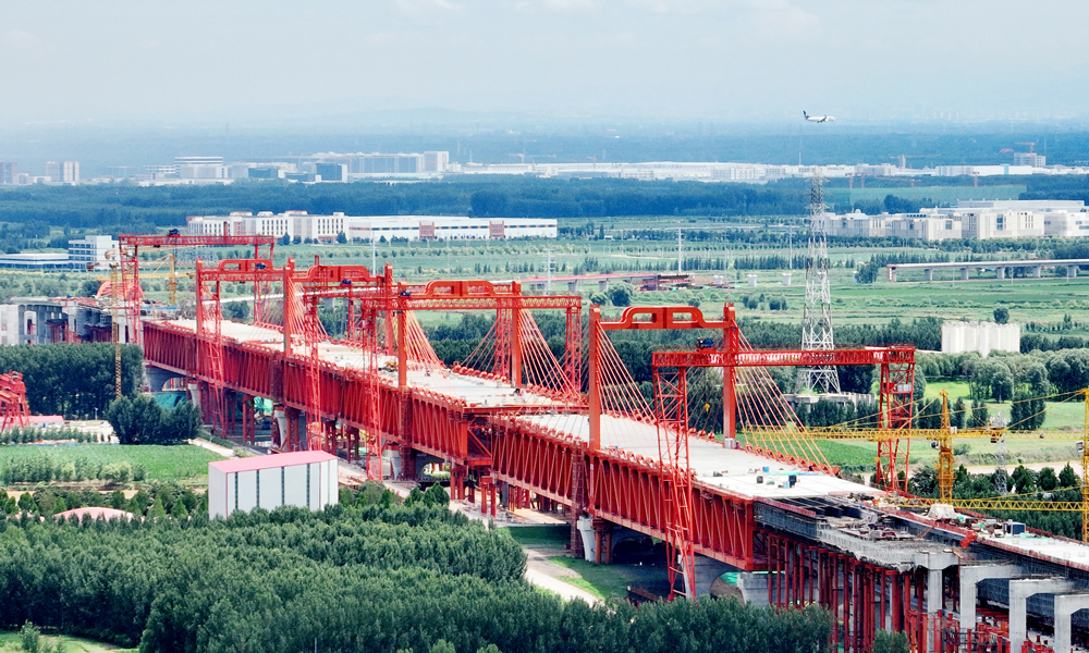 濟陽黃河公鐵兩用特大橋位于濟南市北約30公里處，連接遙墻機場站與濟陽站，全長13.863公里，為濟濱高鐵關鍵控制性工程。該橋是世界上跨度最大的塔梁固結、塔墩分離體系公鐵合建、四塔三主跨非對稱矮塔斜拉橋，主橋長1178米。最大斜拉索力達1400噸，位居世界前列、黃河橋第一。主橋鋼梁設計為上下層橋面同寬度鋼桁梁方案，下層布置有砟軌道雙線鐵路，上層為G308國道6車道一級公路。主梁采用超寬“N”型雙主桁，桁寬34.9米、桁高15米。全橋共98個節間，標準節間長12米。