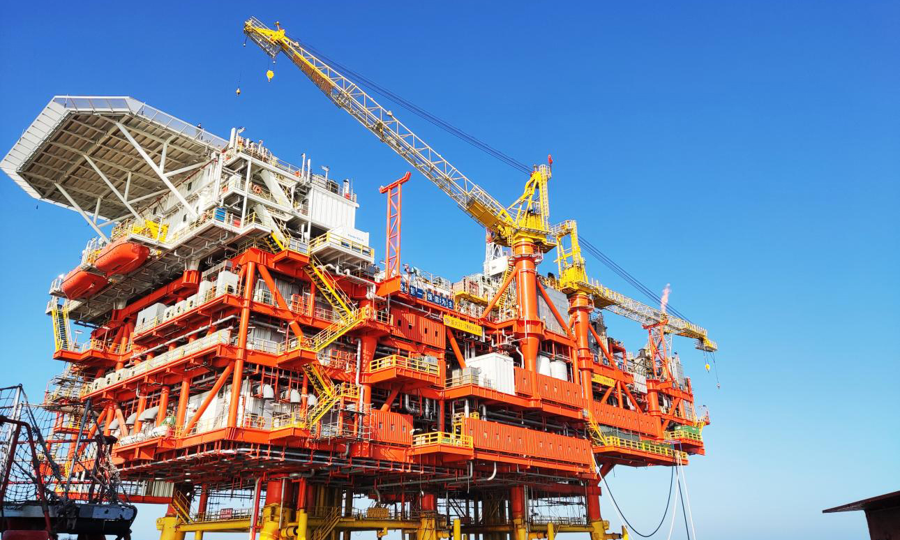 據(jù)悉，旅大21-2油田自投產(chǎn)以來，已陸續(xù)誕生4口超百噸井，創(chuàng)下我國海上稠油蒸汽吞吐井單井高峰日產(chǎn)原油超130噸的產(chǎn)量紀(jì)錄。圖為旅大21-2平臺。