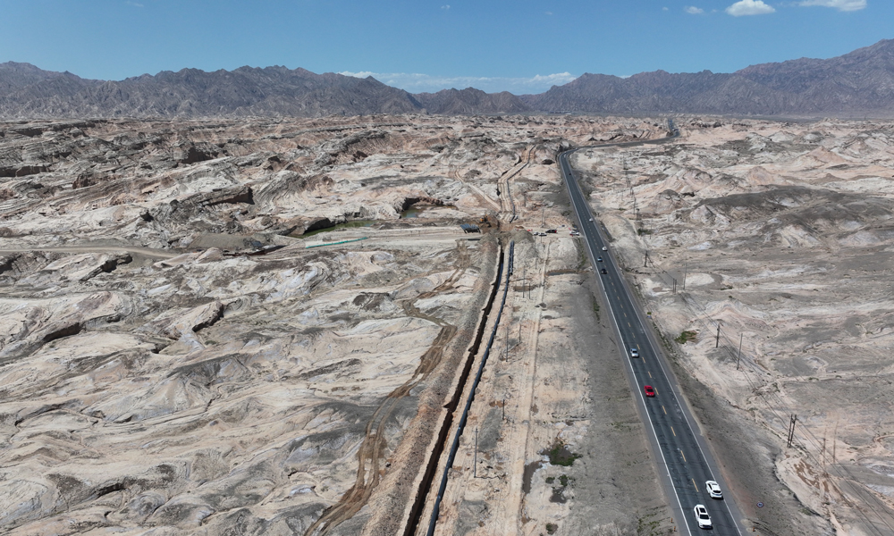 近日，中國石油氣化南疆天然氣管道工程“氣龍”從天山南麓騰躍而出，作為該工程施工的首段管道——克輪復線2號閥室至英買力管道（以下簡稱克英線），已完成92公里管道焊接，實現總體形象進度達64%。克英線管道起于天山南麓獨庫公路終點，一路蜿蜒向西，最終抵達百公里以外的英買力輸氣站。