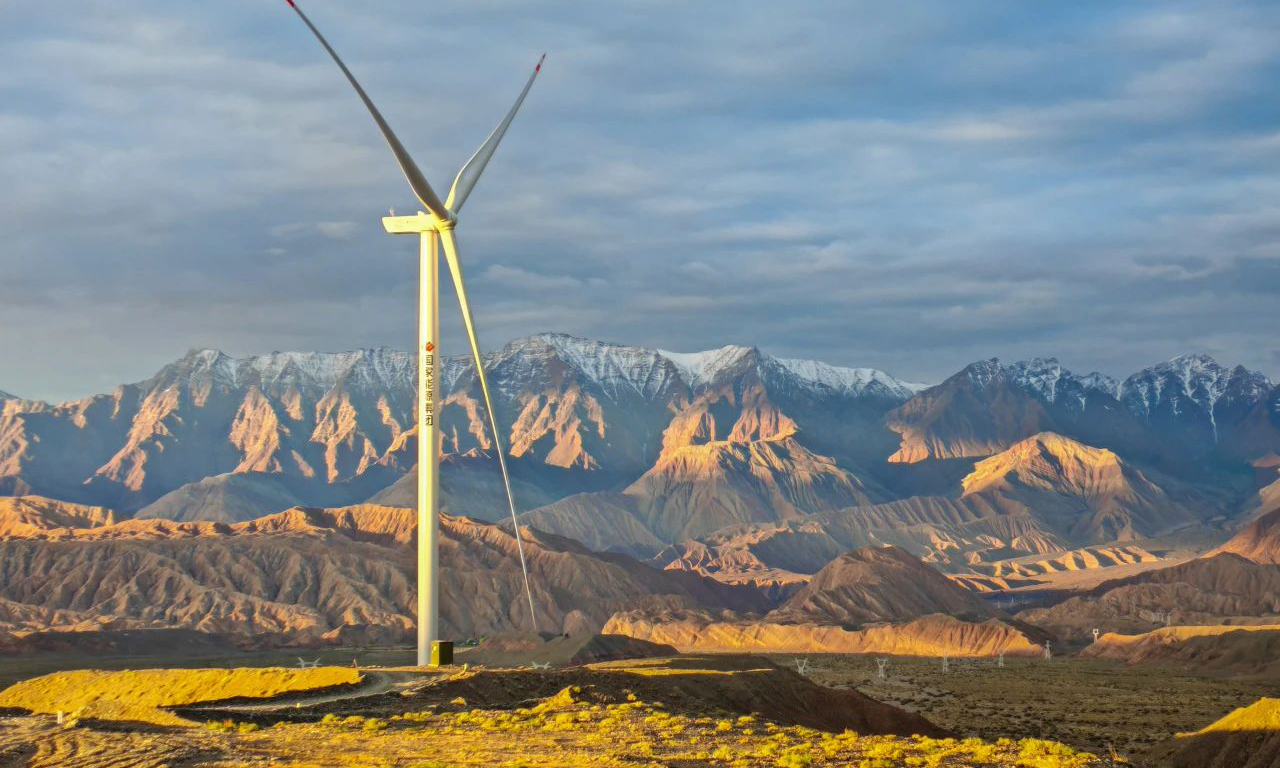 南疆知我意，追夢到西極。天山、昆侖山兩大山系交匯的帕米爾高原上艷陽高懸、雪峰林立，國家能源集團(tuán)龍?jiān)措娏ㄔO(shè)美麗中國的腳步踏夢而來，在祖國最后一縷陽光落下的地方追“新”逐“綠”，讓新能源在這片“原始凈土”迸發(fā)“無限風(fēng)光”。谷佳蔚 攝