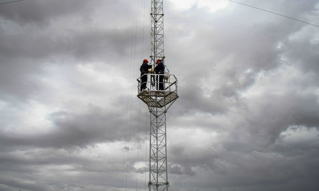 西極，是中國西部最邊緣、日落最晚的地方。在這里可以觸摸時(shí)代的脈動(dòng)，感受激蕩著亙古荒涼的帕米爾高原。而在不遠(yuǎn)的55公里外，一個(gè)新的“生命”正在悄悄孕育。2022年1月，國家能源集團(tuán)工作人員在南疆樹立起了第一座測風(fēng)塔。劉思琛 攝