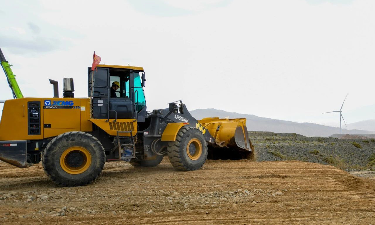 長期以來，南疆地區(qū)因昆侖山脈阻擋，風(fēng)資源弱于北疆。但隨著風(fēng)電技術(shù)革新、智慧布局和數(shù)字化管控，高海拔地區(qū)也能“吹出”高效益。烏恰風(fēng)電項(xiàng)目所在區(qū)域丘陵起伏，國家能源集團(tuán)施工人員用推土機(jī)進(jìn)行場地平整，打造穩(wěn)固基礎(chǔ)，助力后續(xù)施工順暢進(jìn)行。劉振祿 攝