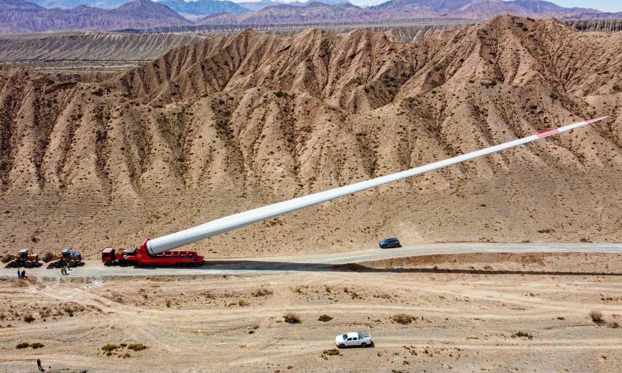 碩大的風(fēng)機(jī)葉片運(yùn)輸隊(duì)伍穿梭在丘陵溝壑間，葉尖劍指長空，呼嘯凜冽的風(fēng)在峽谷回蕩，劃破了湛藍(lán)而又靜謐的帕米爾天空。劉振祿 攝