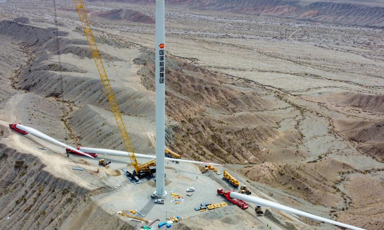 隨著一臺臺風(fēng)機(jī)拔地而起，帕米爾高原迎來了屬于他的“新地標(biāo)”，南疆秘境增添了一縷新的風(fēng)情。劉振祿 攝