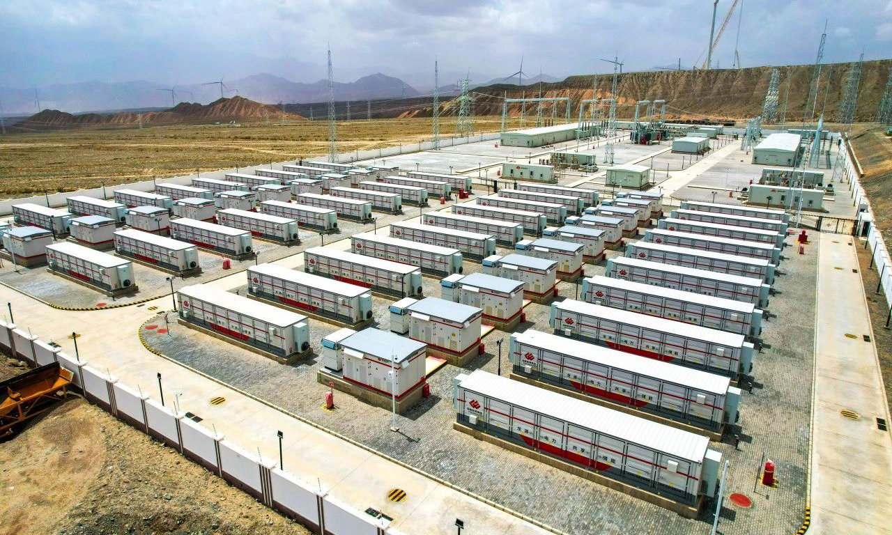 作為南疆地區(qū)首個(gè)風(fēng)電項(xiàng)目，烏恰風(fēng)電項(xiàng)目與克州當(dāng)?shù)厮姟⒐夥纬蓞^(qū)域電源供給互補(bǔ)，配套建設(shè)的50MW/200MWh儲能項(xiàng)目將參與電網(wǎng)調(diào)峰，有效保障風(fēng)資源高效利用，極大地提升當(dāng)?shù)仉娋W(wǎng)安全穩(wěn)定運(yùn)行能力。谷佳蔚 攝