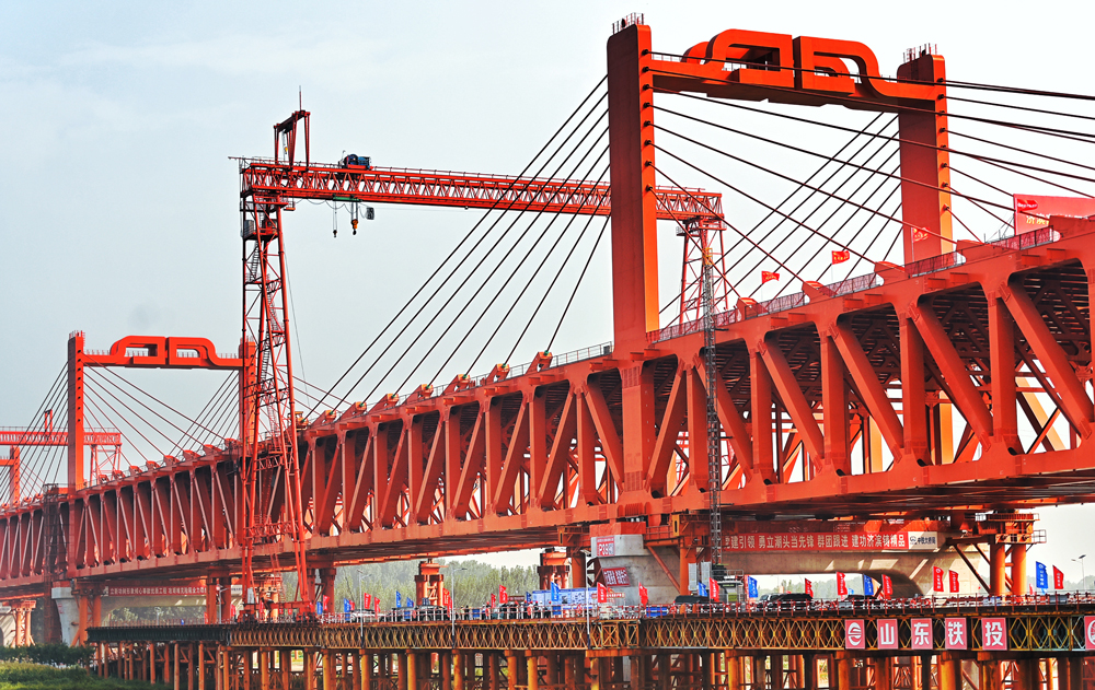 濟陽黃河公鐵大橋受防洪、通航及機場限高等因素影響，主橋設計形式具有典型的“一重（荷載重），兩大（跨度大、體量大），三多（橋塔多、主跨變化多、邊界條件影響因素多）”的特點。斜拉索最大索力達到1400噸，位居世界前列、黃河橋第一。大橋主橋鋼梁主桁桿件采用高強度螺栓拼裝，全橋共計98個節間。鋼梁于2023年7月7日首架。