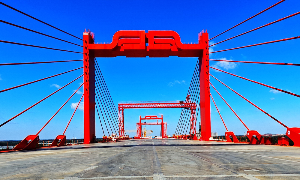 據了解，濟陽黃河公鐵大橋是中鐵大橋局在山東境內參建的第16座黃河大橋，項目團隊20天澆筑完成全線最大水中墩承臺，創造了黃河上主墩基礎施工最快速度。開工僅9個月就實現鋼梁首架，刷新了黃河上同類橋梁施工速度紀錄。開工不到兩年就完成全橋貫通，施工較指導性施組提前5個月。