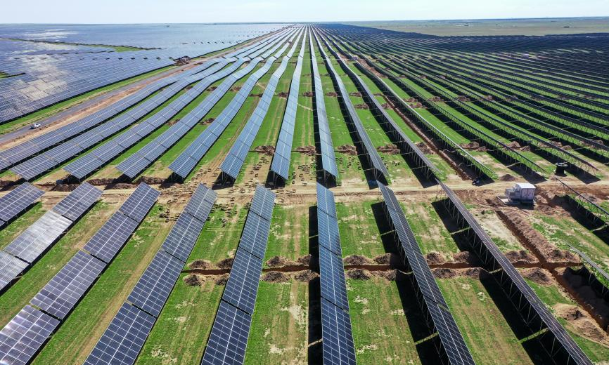 國家能源集團國電電力蒙西藍海光伏電站（蒙西鄂爾多斯采煤沉陷區(qū)300萬千瓦光伏基地項目）是國家第二批以沙漠、戈壁、荒漠地區(qū)為重點的大型風電光伏基地項目之一，是國家“西電東送、西部開發(fā)”內(nèi)蒙古鄂爾多斯上海廟至山東臨沂±800千伏特高壓直流輸電工程重點配套項目，按照“火光打捆，一體送出”思路送至山東消納。項目全容量并網(wǎng)投產(chǎn)后，預計年發(fā)電量達57億千瓦時，可滿足200萬戶居民一年的生活用電。按照火電標準煤耗計算，每年可節(jié)約標煤171萬噸、減排二氧化碳約470萬噸，相當于植樹6.27萬公頃。