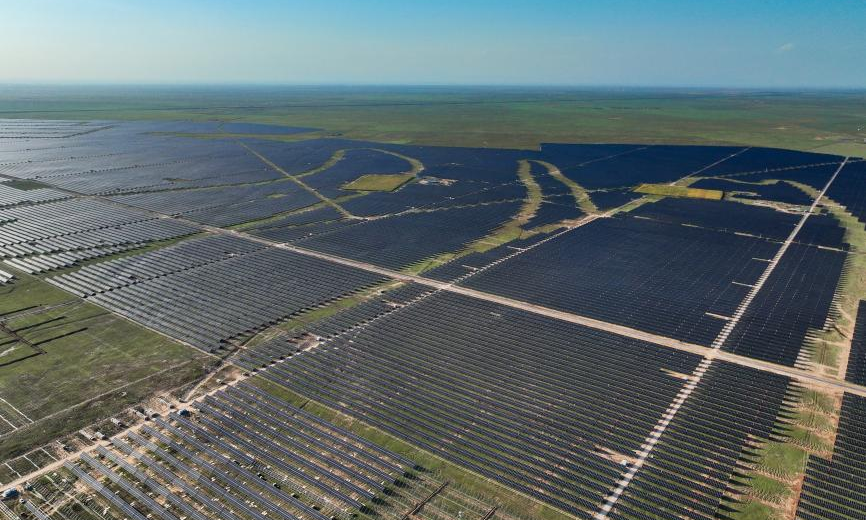 經(jīng)過300多個日夜的艱苦奮斗，國家能源集團建設者將590多萬塊光伏板鋪設于此。目前，光伏基地“馬蘭花”花瓣圖案已經(jīng)形成，與建設前形成鮮明對比。曾經(jīng)的荒地變身占地10.5萬畝的“光伏藍海”，面積與10000個標準足球場相當，項目建成后，將拼成鄂爾多斯市花“馬蘭花”形狀。圖為10月13日拍攝的項目建設現(xiàn)場。