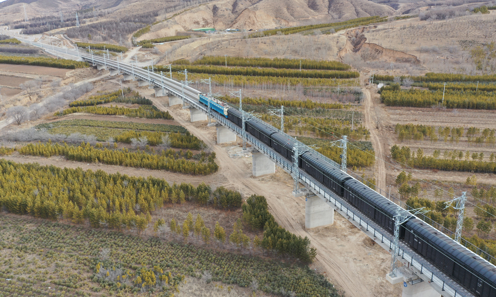 集通鐵路穿越內蒙古高原、大興安嶺山脈和燕山山脈，修建之初采取了曲折回環的設計方式實現列車爬坡通過。為滿足不斷增長的運量需要，進一步完善內蒙古中東部地區路網布局，集通鐵路于2020年4月全面啟動電氣化改造，由中鐵電氣化局牽頭施工。