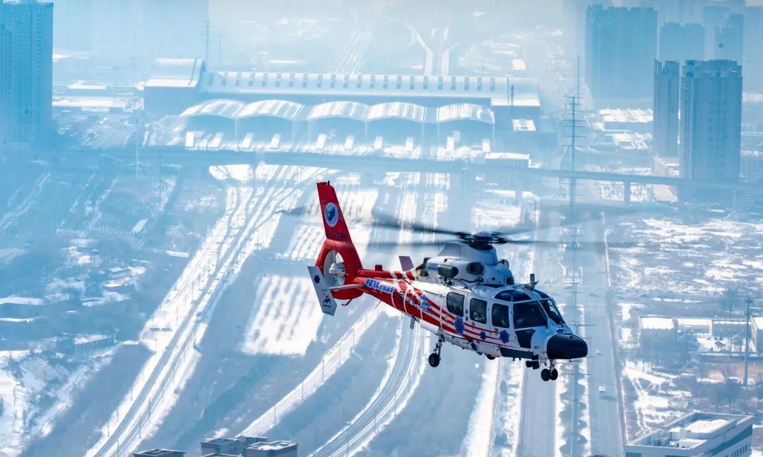 演練中，搭載了呼吸機、氧氣瓶、監護除顫儀、吸引器和輸液器、輸液泵等專業醫療搶救設備的AC311A直升機，負責轉運頸椎損傷并行氣管插管的危重傷員，醫護人員在轉運過程中對傷員進行了嚴格的呼吸通氣支持和生命體征監測及治療。AC312E運輸直升機被使用于轉運顱內出血運動員，提供了足夠的空間與舒適度。