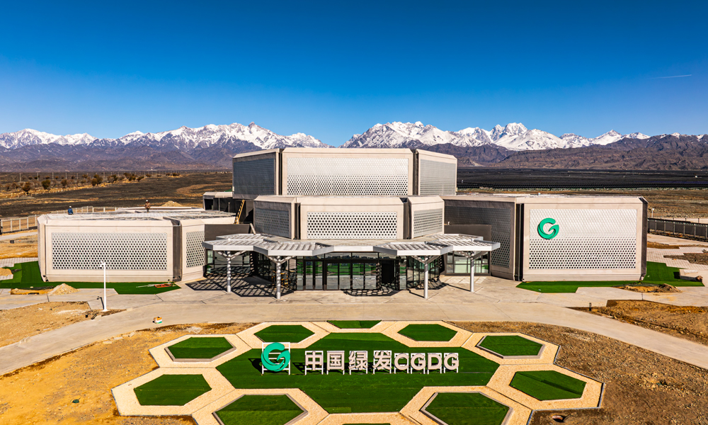 達坂城50萬千瓦光伏項目位于戈壁地帶，施工團隊克服地形地質環境復雜、氣候條件惡劣等困難，最終實現高質效并網。