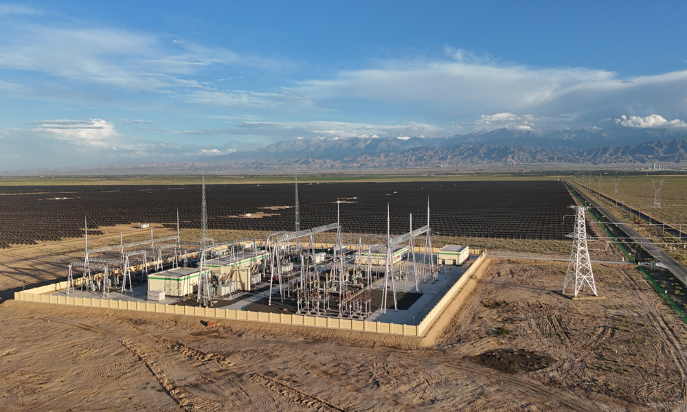 阜康100萬千瓦多能互補項目是新疆昌吉州阜康市1億千瓦光伏產業規劃中的大基地項目首批開工建設的項目之一，首期42萬千瓦光伏項目已完成并網。項目全部并網后預計每年可提供16.75億度清潔能源，可用于電網調峰135次。