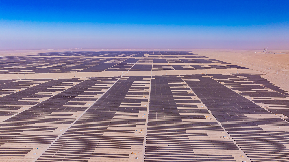 12月26日，隨著中國綠發奎屯100萬千瓦光伏項目全容量并網成功，中國綠發在新疆新能源總裝機規模達到1272萬千瓦。從2023年8月29日開工時，在疆新能源裝機容量僅為30萬千瓦，到2024年12月26日尼勒克、米東、達坂城、阜康、若羌、奎屯等新能源項目陸續并網，歷時僅16個月，中國綠發在疆裝機規模突破至1200萬千瓦，刷新了國內新能源建設速度，為新疆綠色低碳高質量發展注入強勁動能。今天，讓我們通過一組圖來回顧中國綠發2024年新能源項目發展成果。