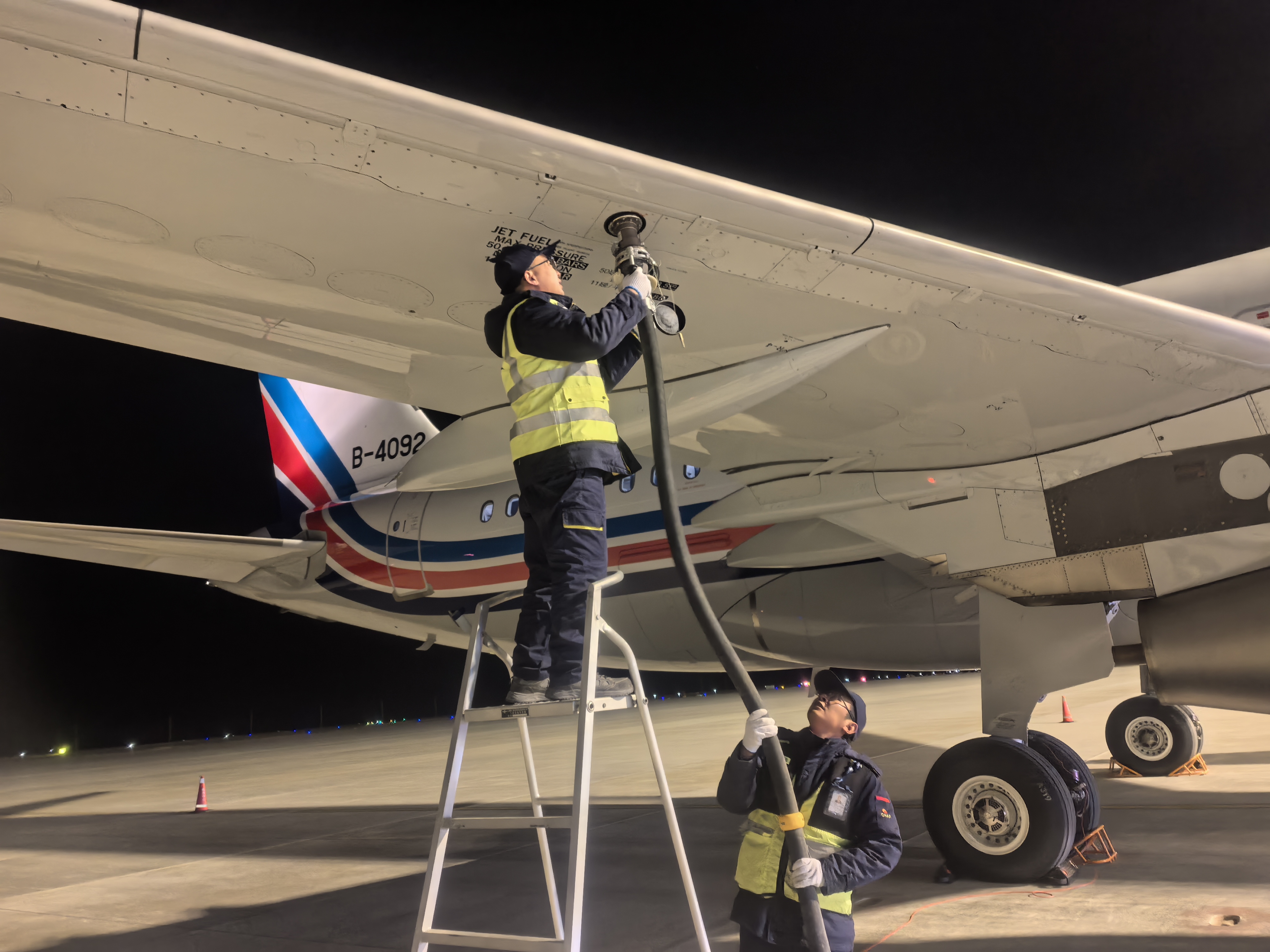 1月8日凌晨0：20，在海拔4300米的定日機場，中國航油西藏公司保障首架抗震救災飛機，加油1.173噸，該機于凌晨2：10安全起飛。