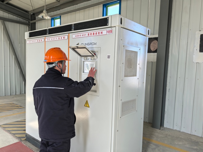 1月7日，國家能源集團(tuán)龍?jiān)措娏ξ鞑毓玖⒓磫?dòng)應(yīng)急響應(yīng)，排查日喀則區(qū)域的日喀則甲龍溝電站、吉定光伏電站、薩嘎達(dá)吉嶺光伏電站等發(fā)電設(shè)備及輸電線路運(yùn)行情況，為地震搶險(xiǎn)救災(zāi)提供穩(wěn)定電量保障。