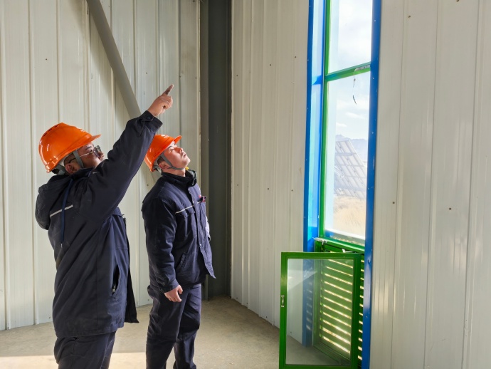 1月7日，國家能源集團(tuán)龍?jiān)措娏ξ鞑毓玖⒓磫?dòng)應(yīng)急響應(yīng)，排查日喀則區(qū)域的日喀則甲龍溝電站、吉定光伏電站、薩嘎達(dá)吉嶺光伏電站等發(fā)電設(shè)備及輸電線路運(yùn)行情況，為地震搶險(xiǎn)救災(zāi)提供穩(wěn)定電量保障。