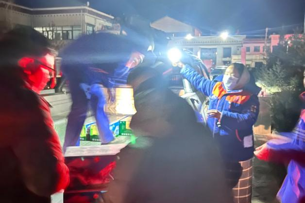 1月7日16時(shí)，中國能建易普力（西藏）工程有限公司救援隊(duì)購置軍用棉被260床，于1月8日9時(shí)從拉薩出發(fā)前往日喀則；中國能建葛洲壩集團(tuán)救援隊(duì)購置礦泉水、方便面、面包等物資，于1月8日9時(shí)趕赴現(xiàn)場(chǎng)，盡最大努力保障災(zāi)區(qū)群眾基本生活需求，為定日縣抗震救災(zāi)工作貢獻(xiàn)能建力量。