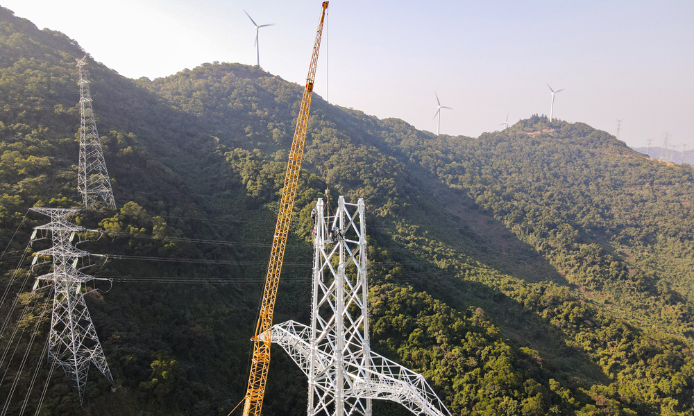 近日，施工人員在廣東500千伏陽江青洲一、二海上風電接入系統工程進行桿塔組立作業。工程建成后，將進一步滿足陽江等海域海上風電發電送出需求，將更多綠色清潔能源送往粵港澳大灣區。