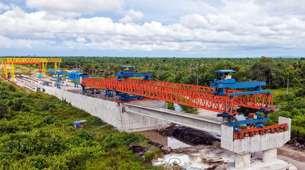 近日，中國中鐵工作人員掀起施工熱潮，基礎設施建設一線捷報頻傳。圖為中鐵工業(yè)旗下中鐵九橋施工的馬來西亞薩里巴斯大橋項目首片T梁架設現(xiàn)場。大橋項目位于馬來西亞東馬地區(qū)砂撈越州，線路全長約4693米，橋梁長2390米，該項目建成后，將直連沿海大道，可大幅縮短物流時間，并帶動旅游、貿(mào)易等產(chǎn)業(yè)升級，激活區(qū)域經(jīng)濟。