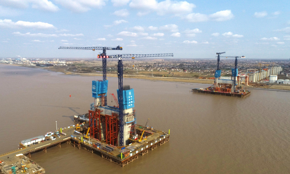 2月下旬，中鐵大橋局承建的滬渝蓉高鐵V標崇啟公鐵長江大橋3號主塔墩中塔柱第11節(jié)混凝土澆筑完成，主塔高度達到66.7米。3號主塔墩高153米，分27個節(jié)段施工。