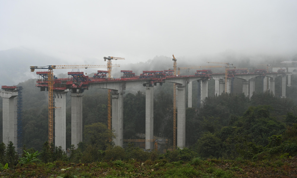 2月中旬，中鐵一局樂望高速項目兩座剛構(gòu)橋3個邊跨合龍段提前5天同日合龍，為后續(xù)架梁施工奠定基礎。此次合龍段為喜達大橋左幅8號墩邊跨，騰家大橋左幅5號墩邊跨和6號墩邊跨。圖為建設中的喜達大橋。