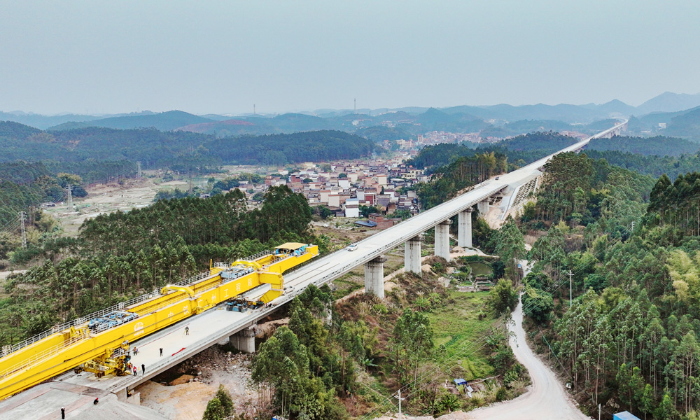 2月中旬，中鐵廣州局珠肇高鐵5標項目箱梁架設任務全部完成，成為全線首個完成箱梁制架任務的標段。5標段內(nèi)建設的鶴山制梁場是珠肇高鐵全線最大制梁場，共承擔704榀梁制架任務，其中5標段293榀，4標、6標段411榀，主要為32米梁，部分24米梁。目前，梁場已完成制梁378榀，將開啟相鄰標段箱梁架設。