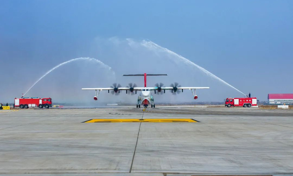 近日，在陜西蒲城，剛剛完成可燃液體排放表明符合性試飛的AG600-1005架機(jī)在跑道上緩緩滑行，穿過停機(jī)坪上象征民航最高禮儀的“水門”。伴隨著現(xiàn)場熱烈的歡呼聲，大型水陸兩棲飛機(jī)AG600“鯤龍”圓滿完成取證前全部試飛科目，向著適航取證目標(biāo)又邁出關(guān)鍵一步。