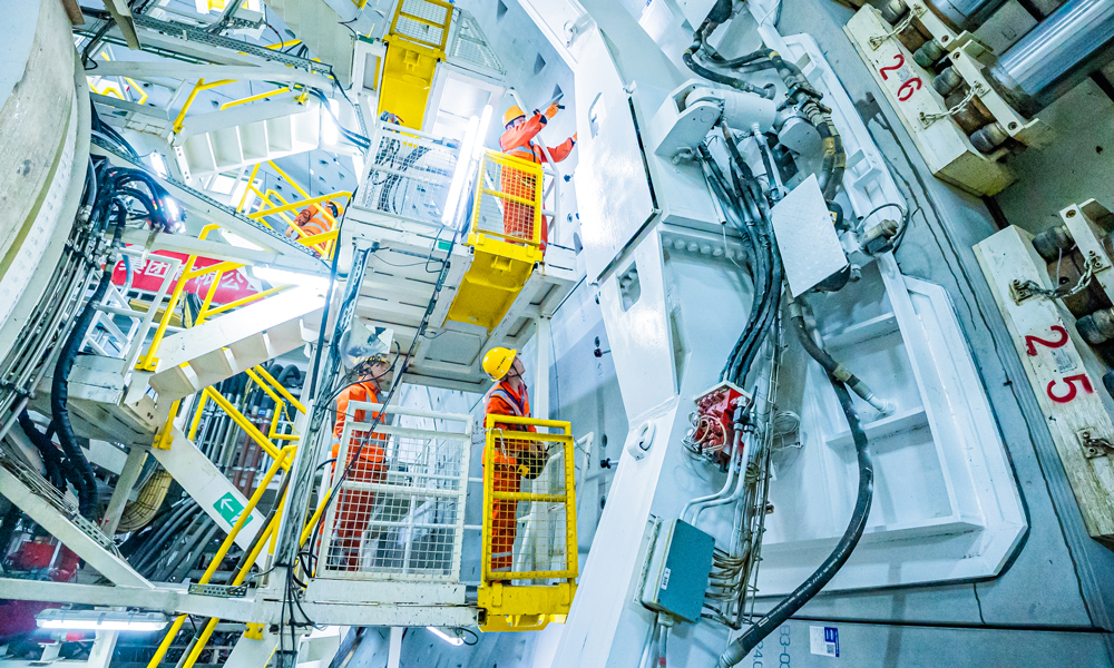 黃河水域段下方為粉質黏土地層，還夾雜著大量的鈣質結核，硬度高。盾構機猶如在夾雜“棗核”的粘糕里穿行，極易造成刀具磨損等多種問題，對掘進效率影響較大。為此，建設團隊將刀盤開口率增大至53%，加大中心沖刷壓力和泥漿管路直徑，并加裝碎石機、雙回路液壓采石箱，確保盾構機平穩穿越。圖為作業人員安裝預制管片。