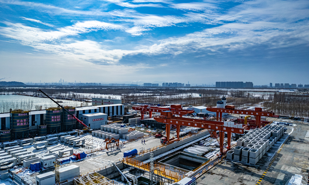 截至目前，盾構機已成功穿越一級水源保護地沉砂池等多處風險源，創造了月掘進426米的17米級盾構施工世界新紀錄，成型隧道不滲不漏、內實外美。據悉，濟南市黃崗路穿黃隧道是落實濟南“擁河發展”戰略的重大民生工程，建成后，將助力濟南主城區與濟南新舊動能轉換起步區互聯互通，有力推進起步區建設全面提速。圖為項目管片預制基地。