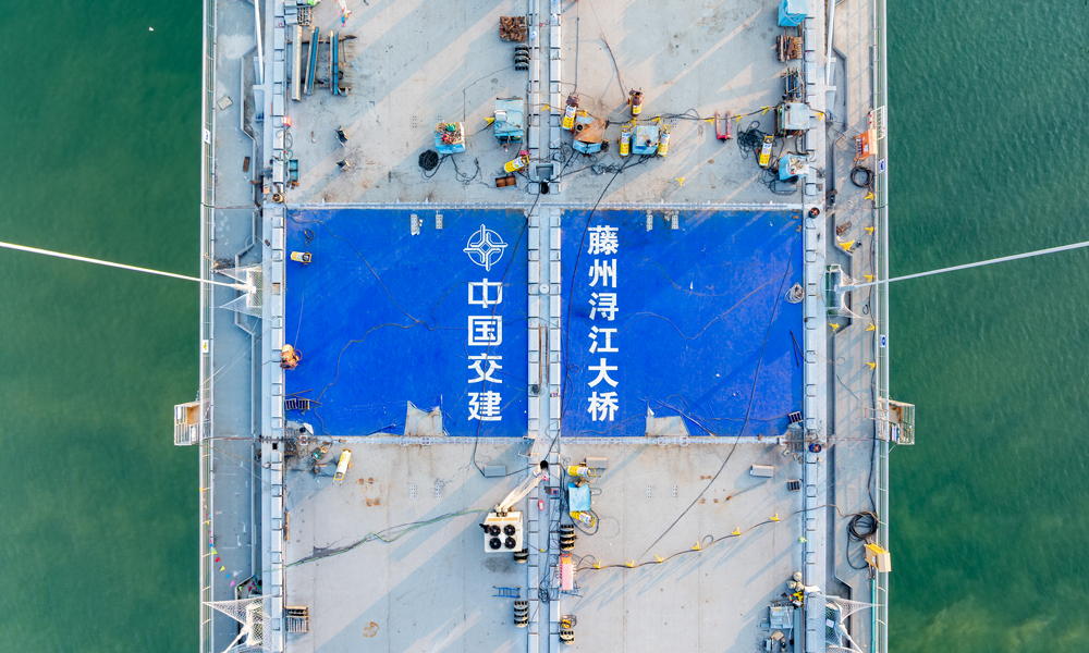 藤州潯江大橋位于廣西梧州市藤縣境內，是世界首座獨塔空間纜斜拉-懸索協作體系橋梁，全長約1.6公里，主塔高238米，是廣西最高橋塔。