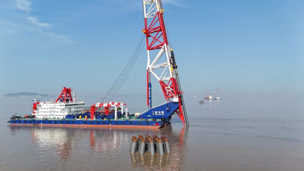 “二航長青”打樁船是目前世界上樁架最高、吊樁能力最大、施打樁長最長、抗風浪能力最強的打樁船，可打最大樁重700噸、直徑7米的樁基。打樁船的“心臟”——直徑近2米，總長28米、重達385噸的主油缸由中交二航局牽頭研發，重量、直徑、長度均為全球第一，額定推力達5000噸，相當于一次性可舉起1000頭重5噸的非洲象。