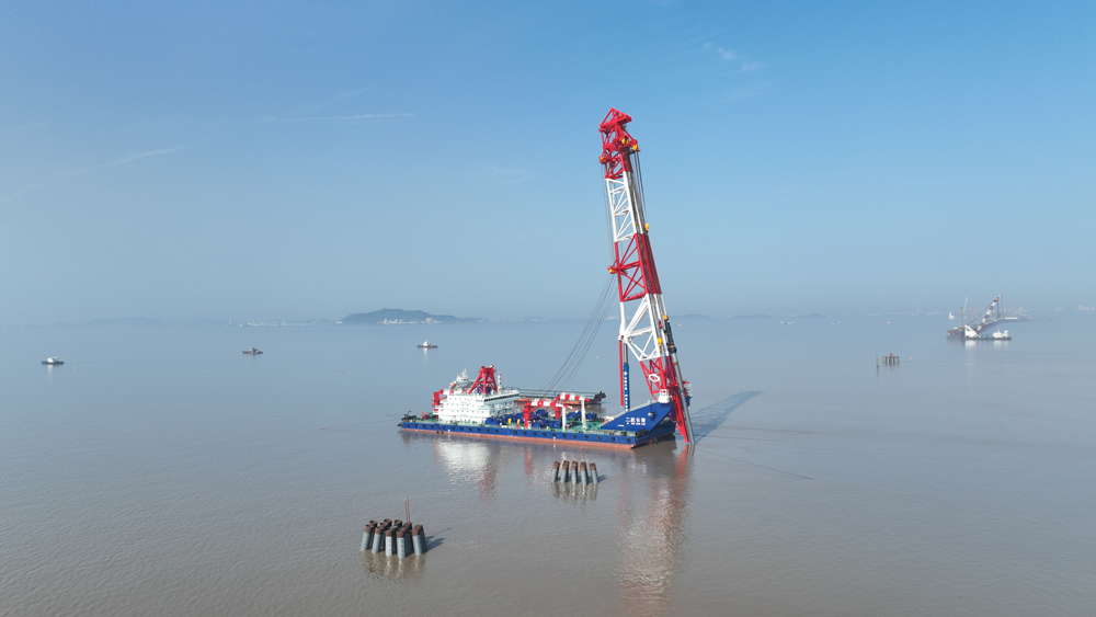 未來2個月，“二航長青”將在這打下約200根同類樁基。作為新建南通至寧波高鐵關鍵控制性工程，杭州灣跨海鐵路大橋全長29.2公里，是世界第一座跨越強潮海灣、超低阻水率的高速鐵路跨海大橋。